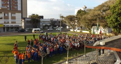 Posicionamento dos alunos em homenagem a pátria.