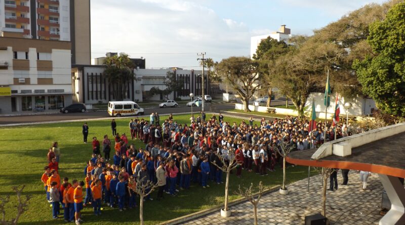 Posicionamento dos alunos em homenagem a pátria.